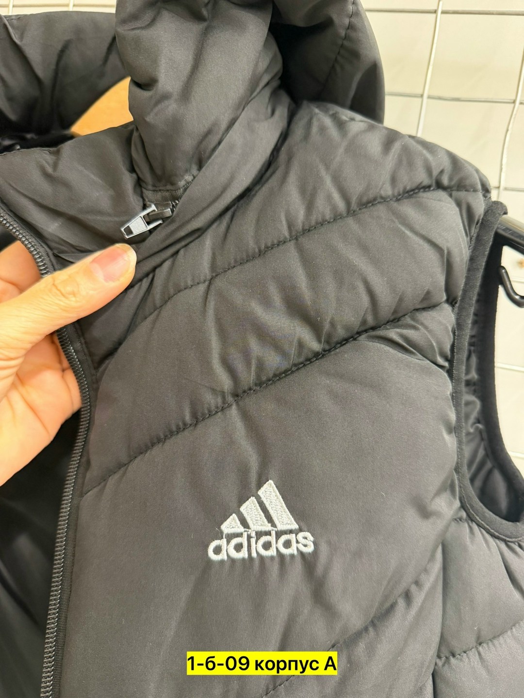 жилетка адидас,осенняя жилетка мужская адидас,жилетка adidas,жилет адидас,мужская жилетка с капюшоном adidas bq2006