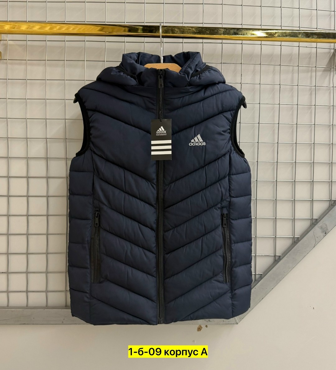 жилетка адидас,осенняя жилетка мужская адидас,жилетка adidas,жилет адидас,мужская жилетка с капюшоном adidas bq2006