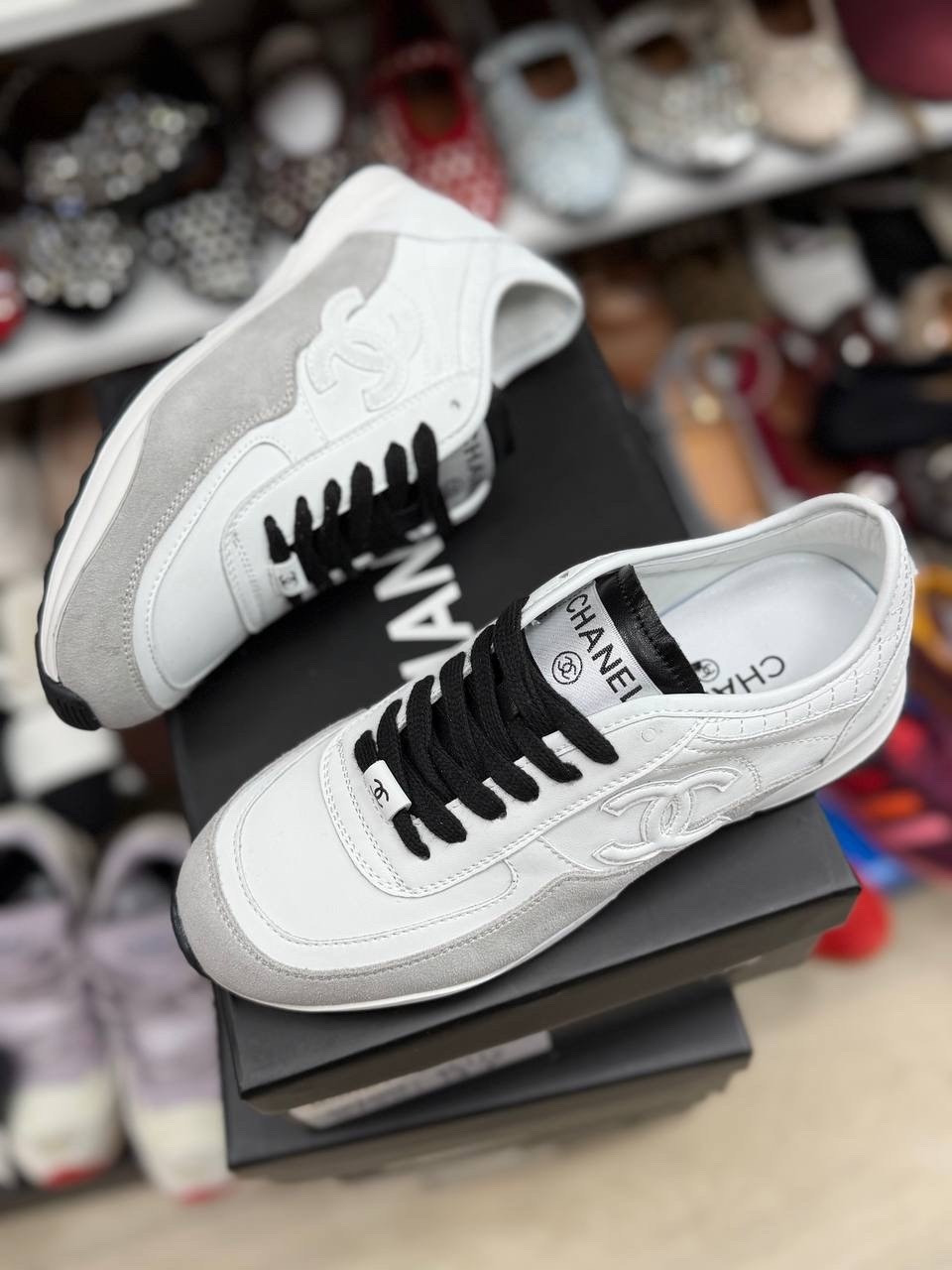 chanel кроссовки,женские кроссовки chanel,женские кожаные белые кроссовки chanel,женские кожаные кроссовки chanel 2026 белые с черными шнурками,кеды женские chanel