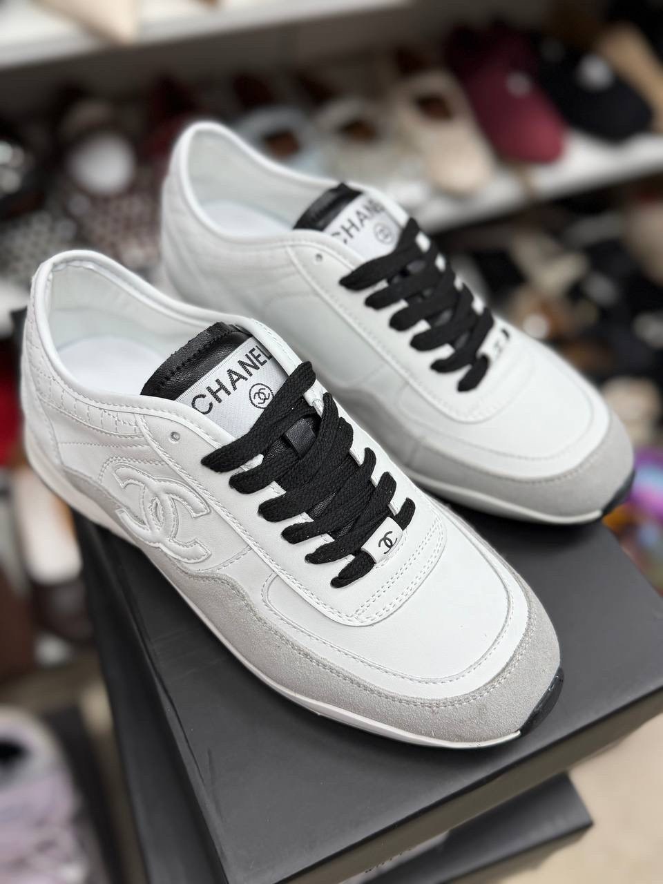 chanel кроссовки,женские кроссовки chanel,женские кожаные белые кроссовки chanel,женские кожаные кроссовки chanel 2026 белые с черными шнурками,кеды женские chanel