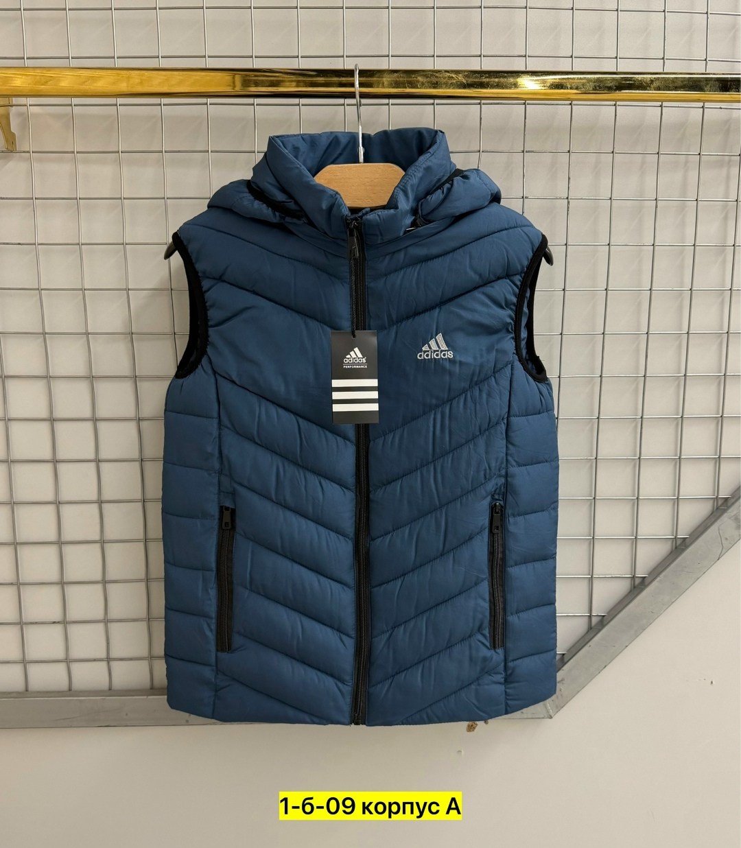 жилетка адидас,осенняя жилетка мужская адидас,жилетка adidas,жилет адидас,мужская жилетка с капюшоном adidas bq2006