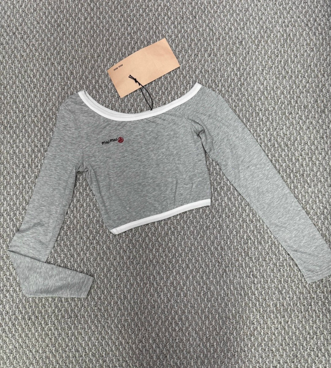 лонгслив tommy jeans,лонгслив,лонгслив томми хилфигер,блузка с вырезом,