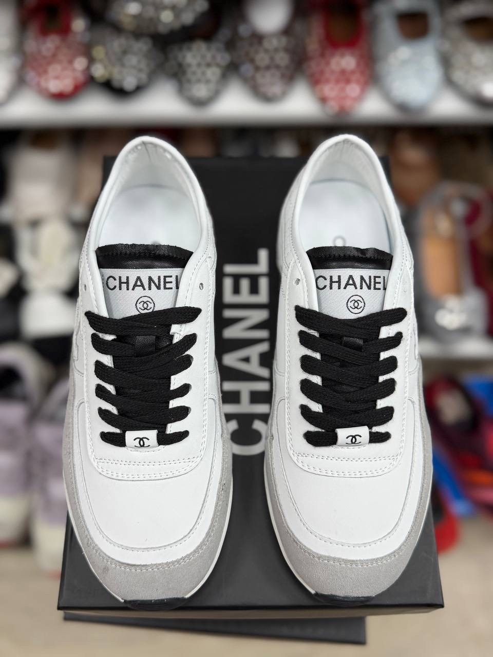 chanel кроссовки,женские кроссовки chanel,женские кожаные белые кроссовки chanel,женские кожаные кроссовки chanel 2026 белые с черными шнурками,кеды женские chanel