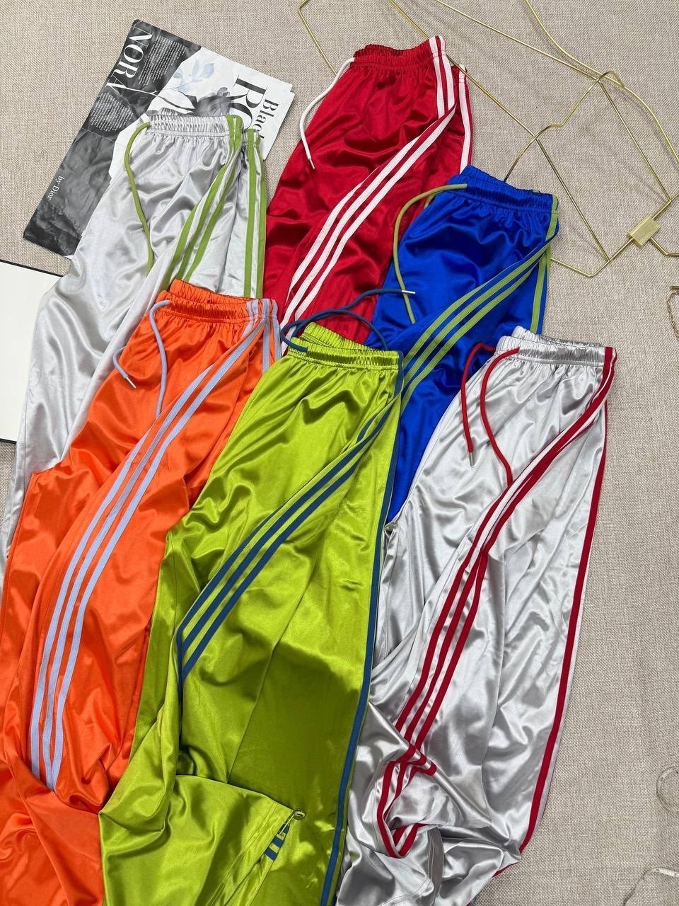спортивные брюки,спортивные штаны,штаны модные,повседневные спортивные брюки,серебристые штаны
