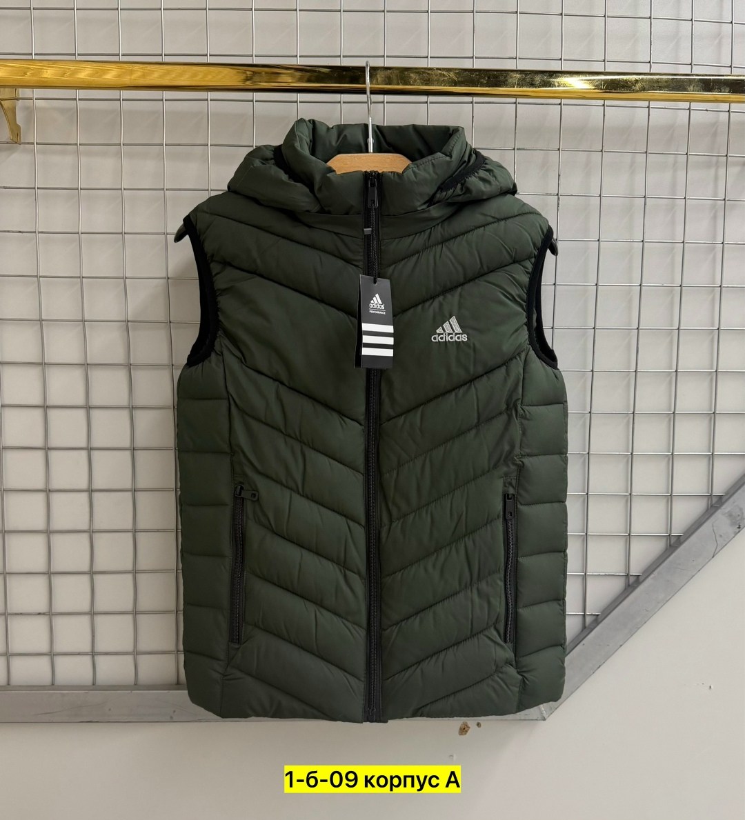 жилетка адидас,осенняя жилетка мужская адидас,жилетка adidas,жилет адидас,мужская жилетка с капюшоном adidas bq2006