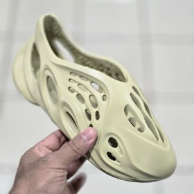 Кроссовки