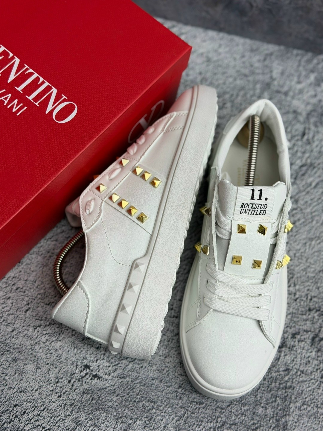 кроссовки valentino rockstud белый,,кроссовки valentino,женские кожаные кроссовки rockstud с белым логотипом valentino garavani,кроссовки модные