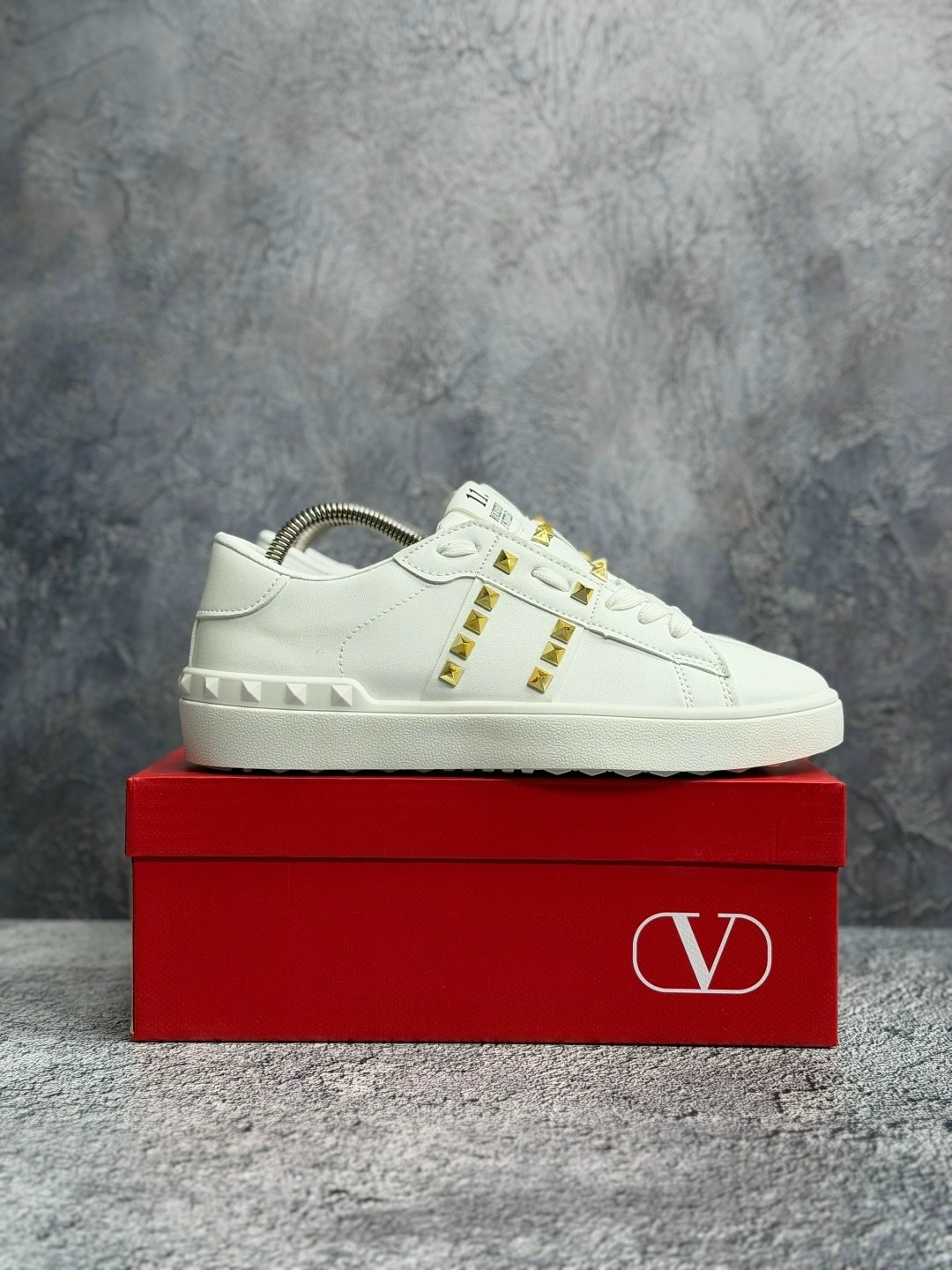кроссовки valentino rockstud белый,,кроссовки valentino,женские кожаные кроссовки rockstud с белым логотипом valentino garavani,кроссовки модные