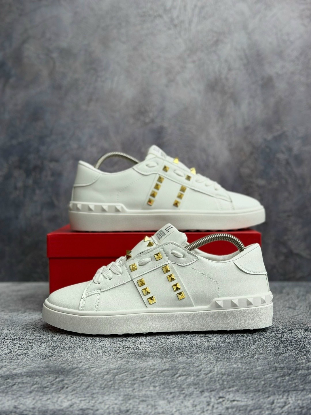 кроссовки valentino rockstud белый,,кроссовки valentino,женские кожаные кроссовки rockstud с белым логотипом valentino garavani,кроссовки модные