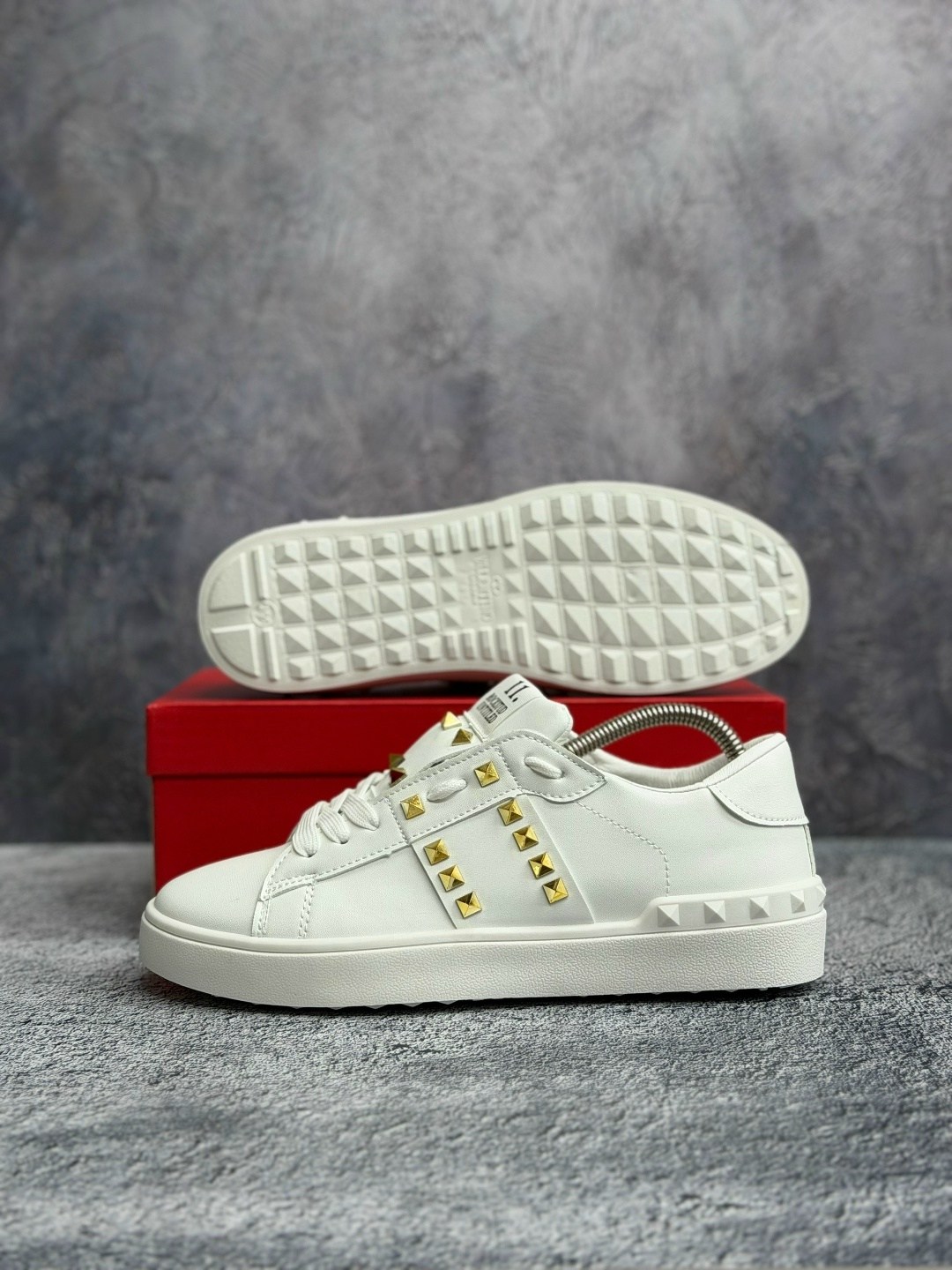 кроссовки valentino rockstud белый,,кроссовки valentino,женские кожаные кроссовки rockstud с белым логотипом valentino garavani,кроссовки модные