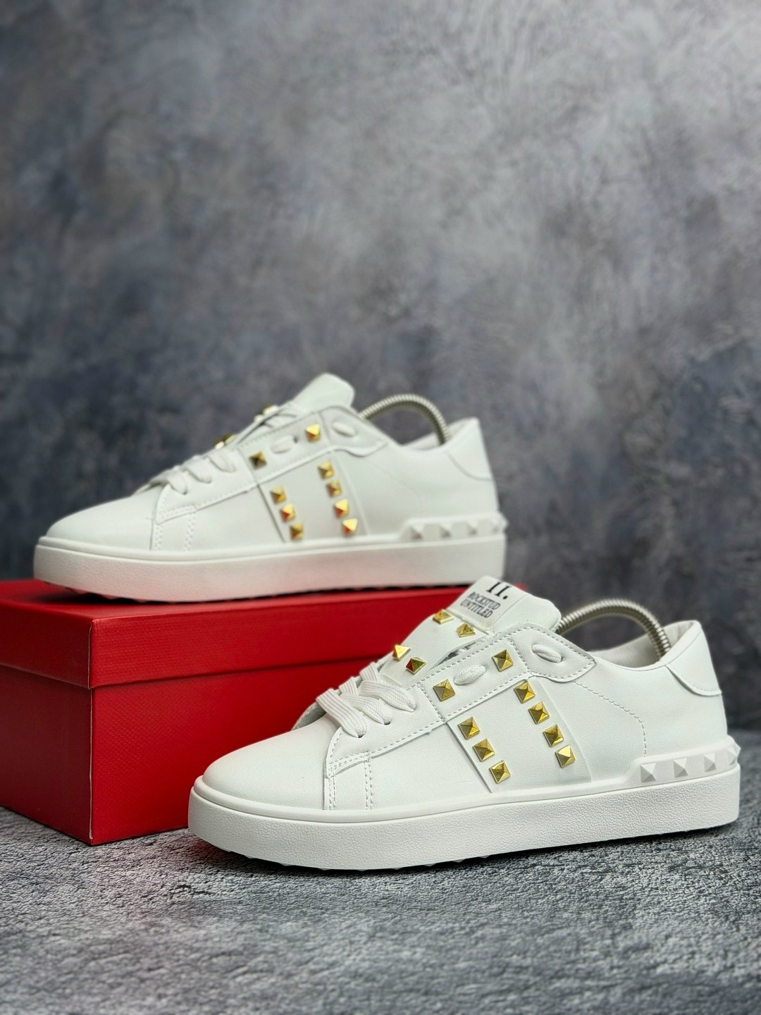кроссовки valentino rockstud белый,,кроссовки valentino,женские кожаные кроссовки rockstud с белым логотипом valentino garavani,кроссовки модные