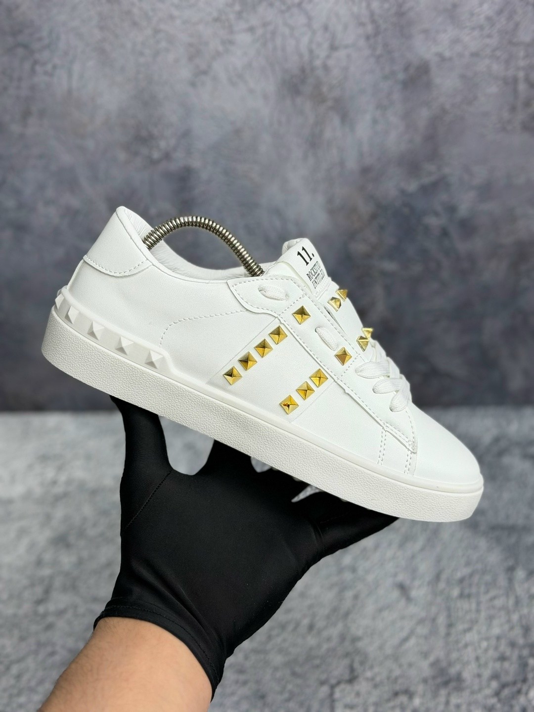 кроссовки valentino rockstud белый,,кроссовки valentino,женские кожаные кроссовки rockstud с белым логотипом valentino garavani,кроссовки модные