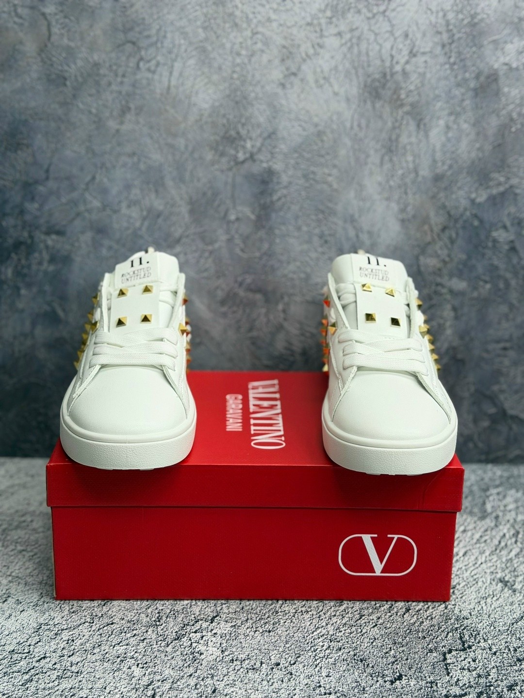 кроссовки valentino rockstud белый,,кроссовки valentino,женские кожаные кроссовки rockstud с белым логотипом valentino garavani,кроссовки модные