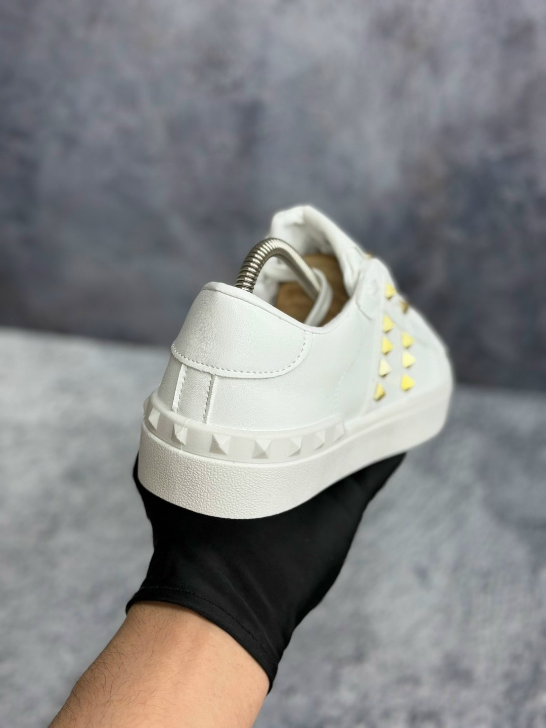 кроссовки valentino rockstud белый,,кроссовки valentino,женские кожаные кроссовки rockstud с белым логотипом valentino garavani,кроссовки модные