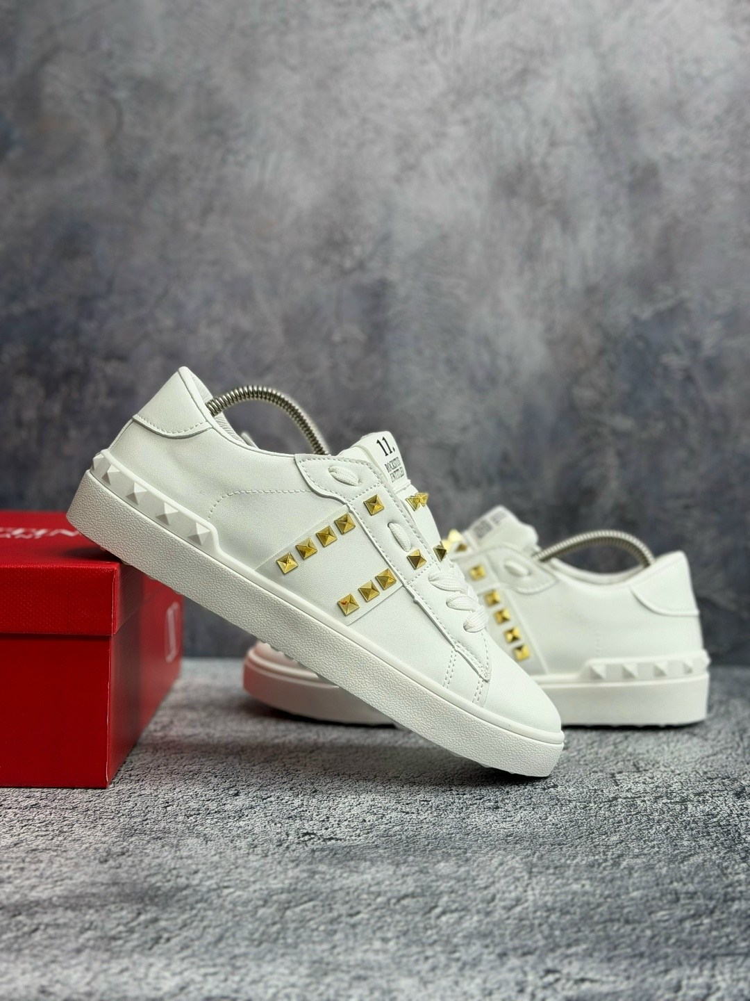 кроссовки valentino rockstud белый,,кроссовки valentino,женские кожаные кроссовки rockstud с белым логотипом valentino garavani,кроссовки модные