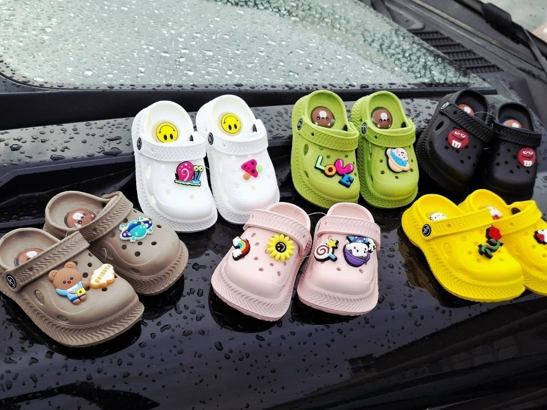 джиббитсы на кроксы,crocs jibbitz charms,белые кроксы с уточками,,сабо crocs
