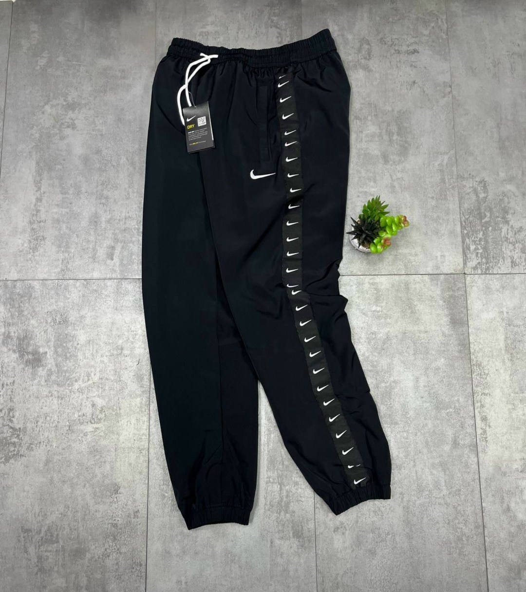 nike swoosh,nike sportswear swoosh,спортивные штаны nike,спортивные костюмы nike,nike nike