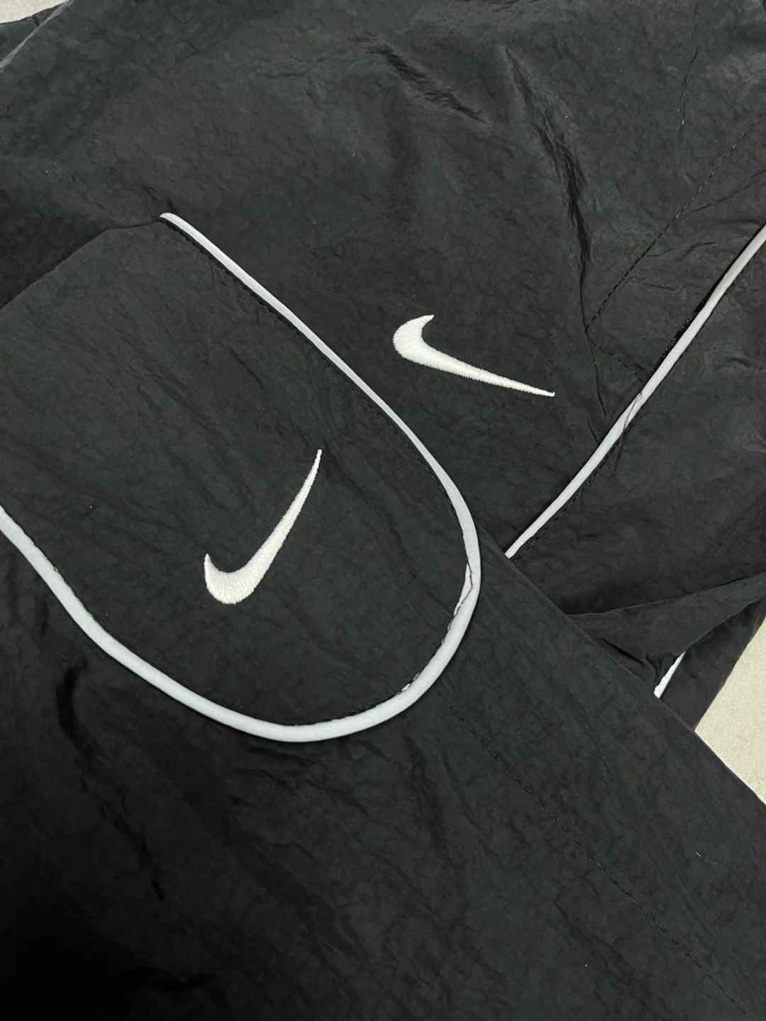 nike swoosh,nike sportswear swoosh,спортивные штаны nike,спортивные костюмы nike,nike nike