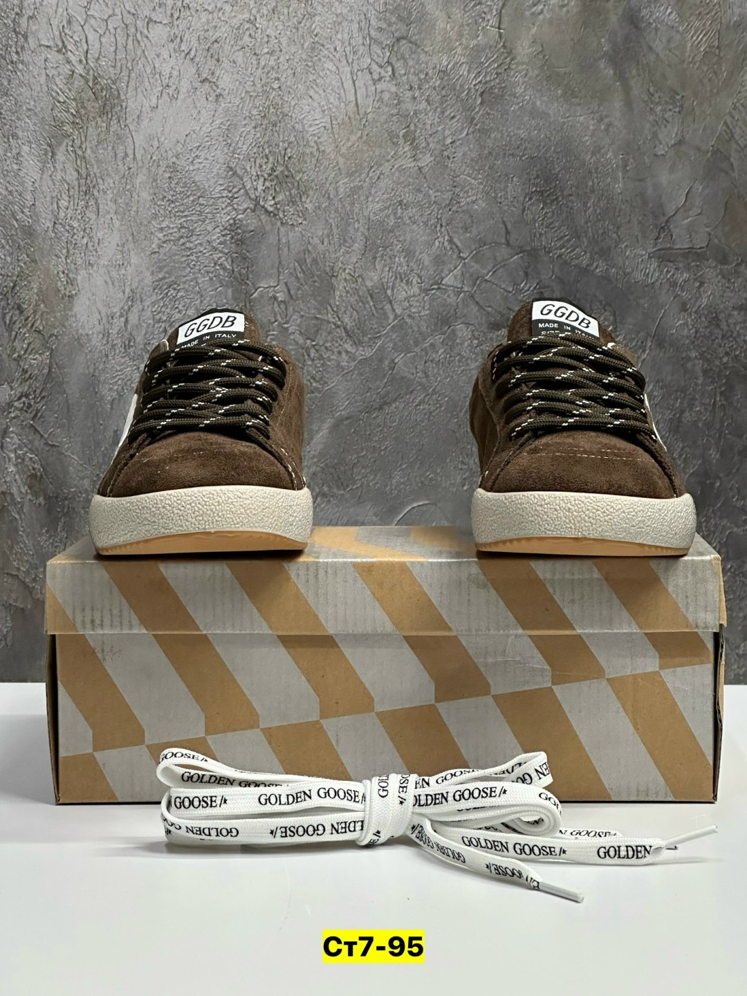 golden goose кроссовки super-star коричневый,golden goose кроссовки ball star коричневый,мужские замшевые низкие кроссовки с вышитыми звездами superstar golden goose коричневый,коричневые кроссовки ba