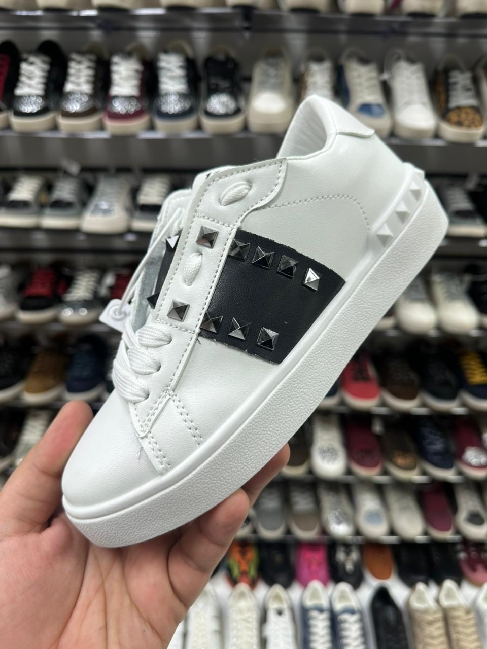 ,кроссовки valentino,женские кожаные кроссовки valentino garavani rockstud,кеды прада женские,кроссовки женские valentino
