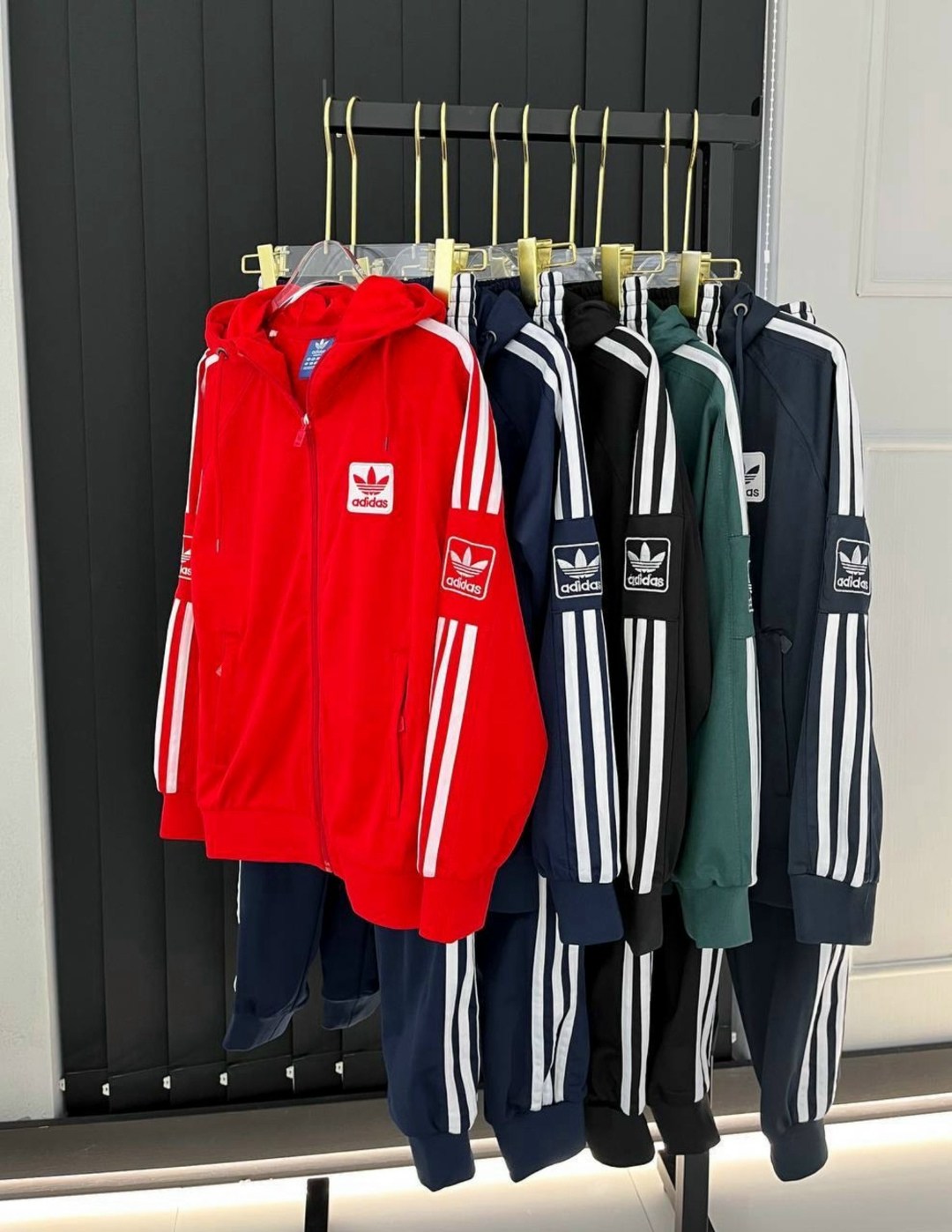 спортивный костюм adidas,спортивный костюм адидас унисекс,костюм адидас ориджинал красный,костюм адидас,спортивный костюм мужской adidas
