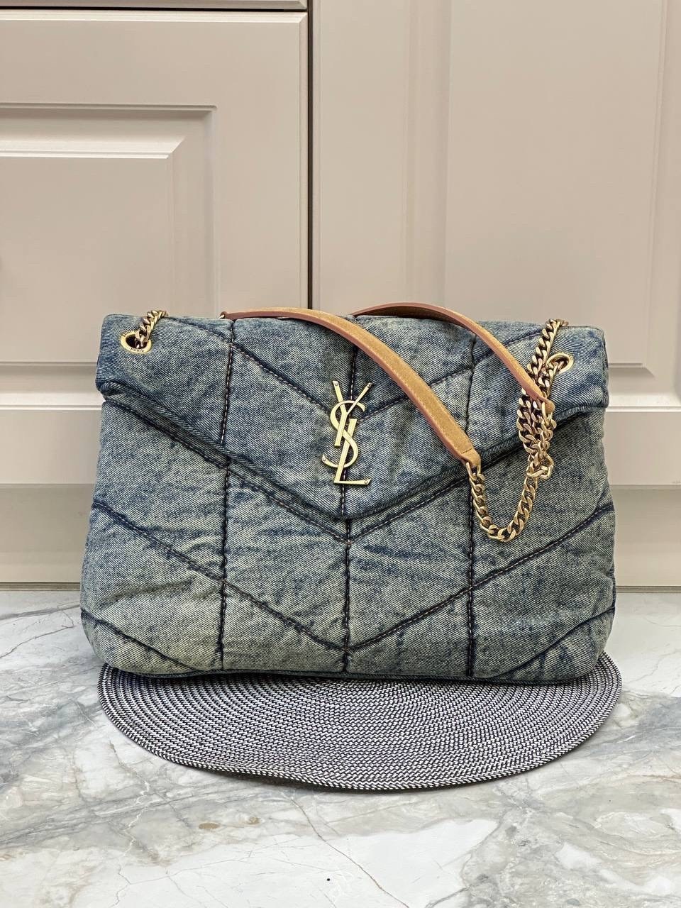 сумки yves saint laurent,сумка женская yves saint laurent,сумка женская ysl,сумка-пуффер на плечо с монограммой loulou ysl джинсовая,сумки ив сен лоран