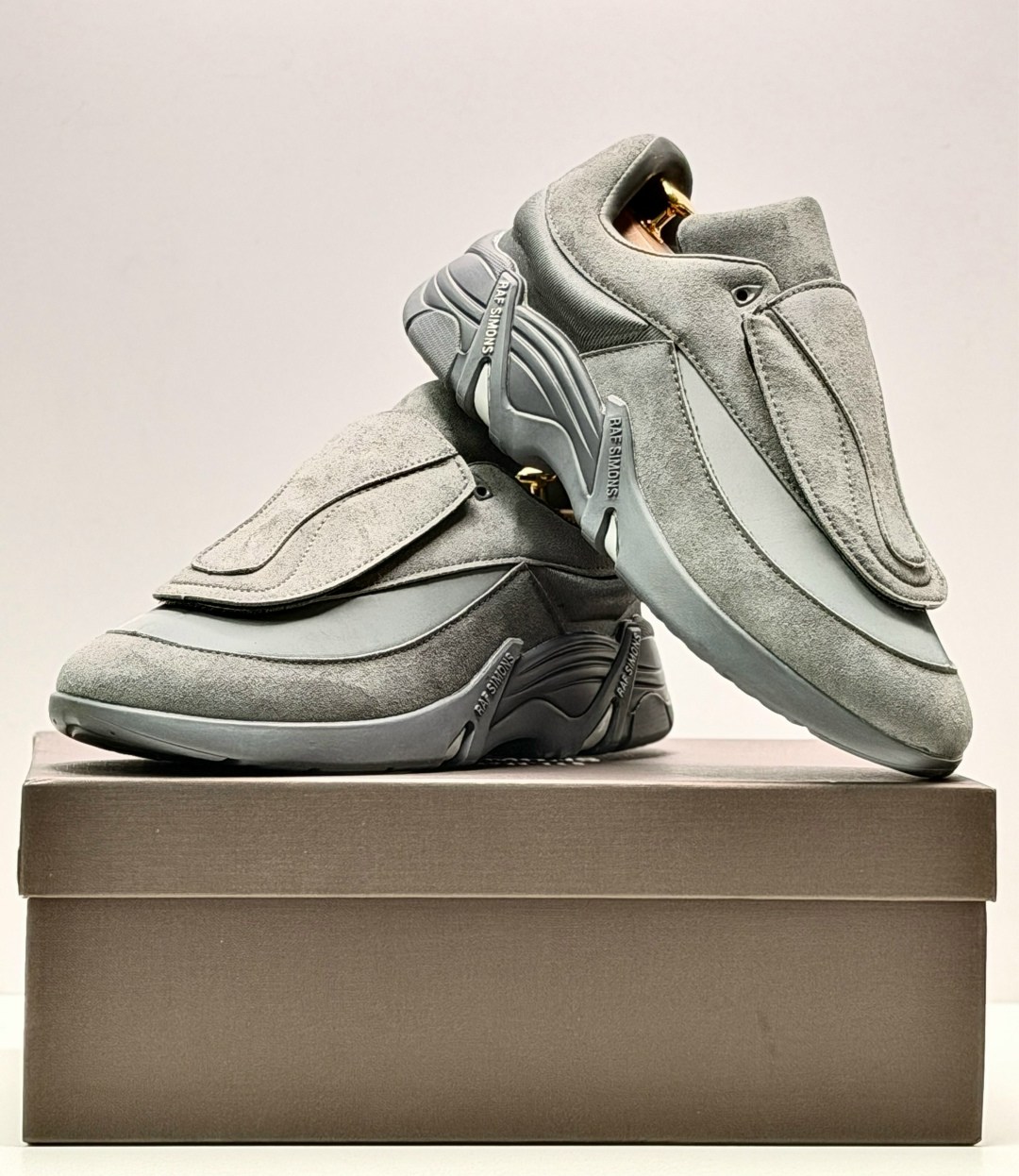 кроссовки raf simons antei,кроссовки raf simons,кроссовки raf simons cylon 21,raf simons черные замшевые низкие кроссовки,raf simons sneakers antei oversized suede runner