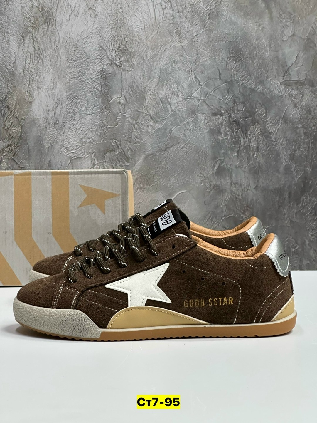 golden goose кроссовки super-star коричневый,golden goose кроссовки ball star коричневый,мужские замшевые низкие кроссовки с вышитыми звездами superstar golden goose коричневый,коричневые кроссовки ba