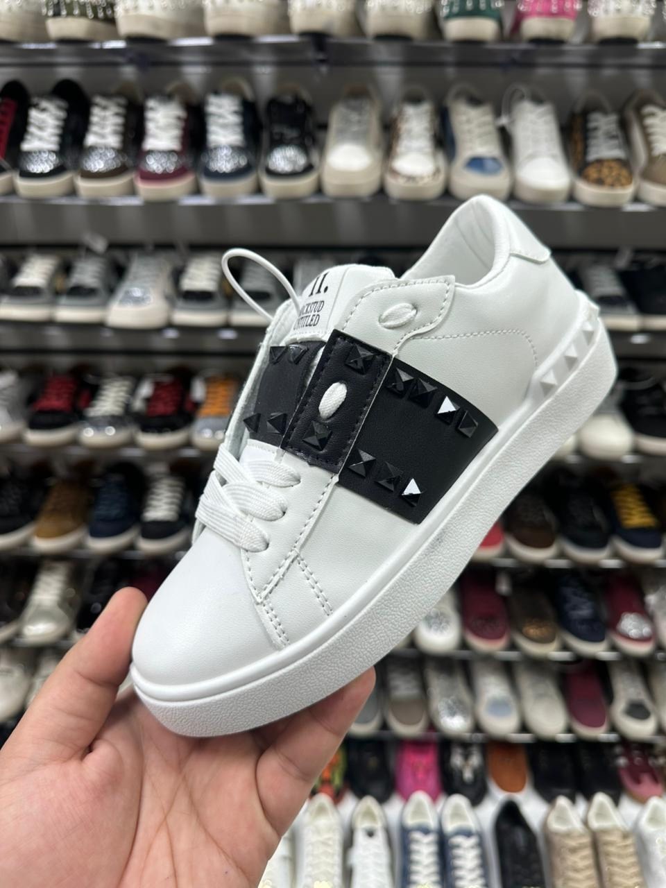 ,кроссовки valentino,женские кожаные кроссовки valentino garavani rockstud,кеды прада женские,кроссовки женские valentino