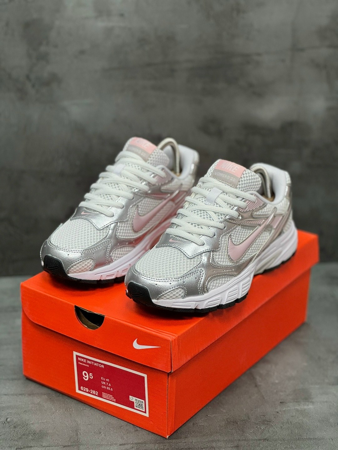 кроссовки nike,женские кроссовки nike initiator серебристого цвета,кроссовки nike initiator,кроссовки женские nike wmns initiator white/cerry/metallic silver,женские кроссовки