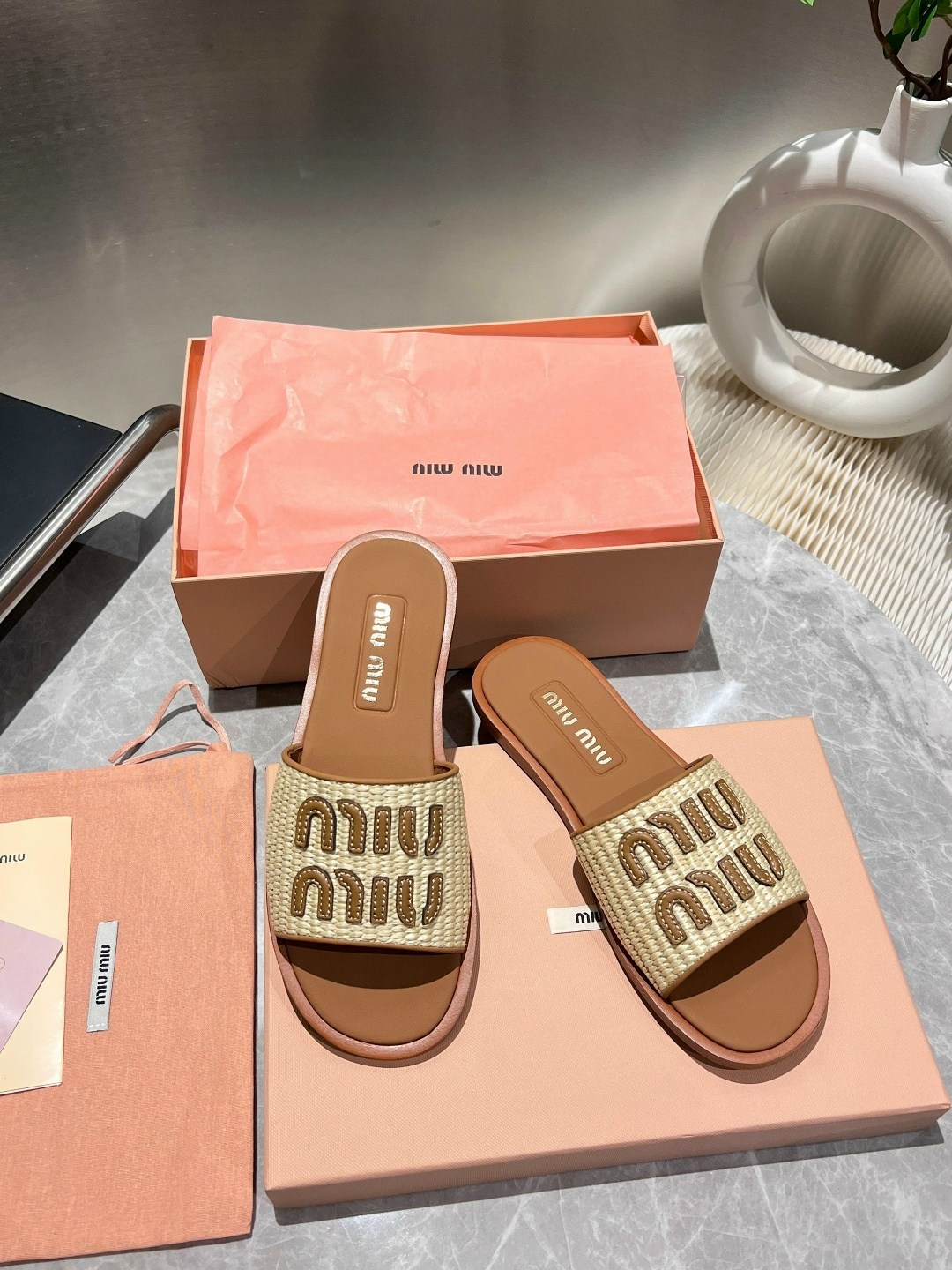 шлепанцы miu miu,кожаные шлепанцы miu miu,,шлепанцы женские,женские шлепки