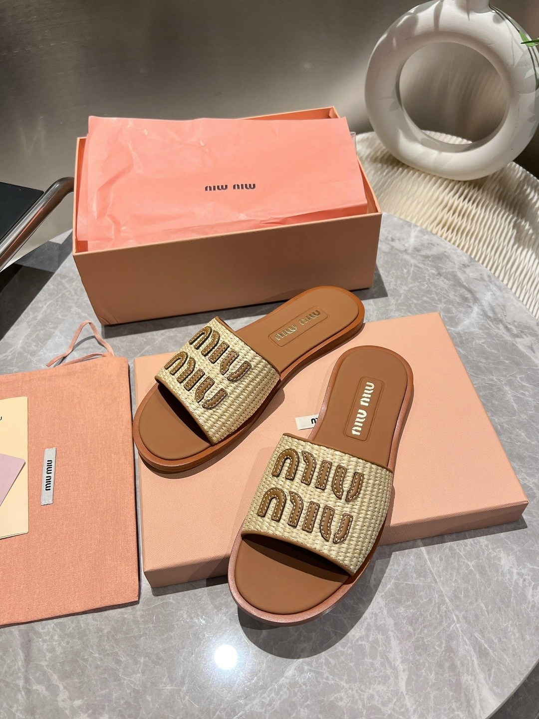 шлепанцы miu miu,кожаные шлепанцы miu miu,,шлепанцы женские,женские шлепки