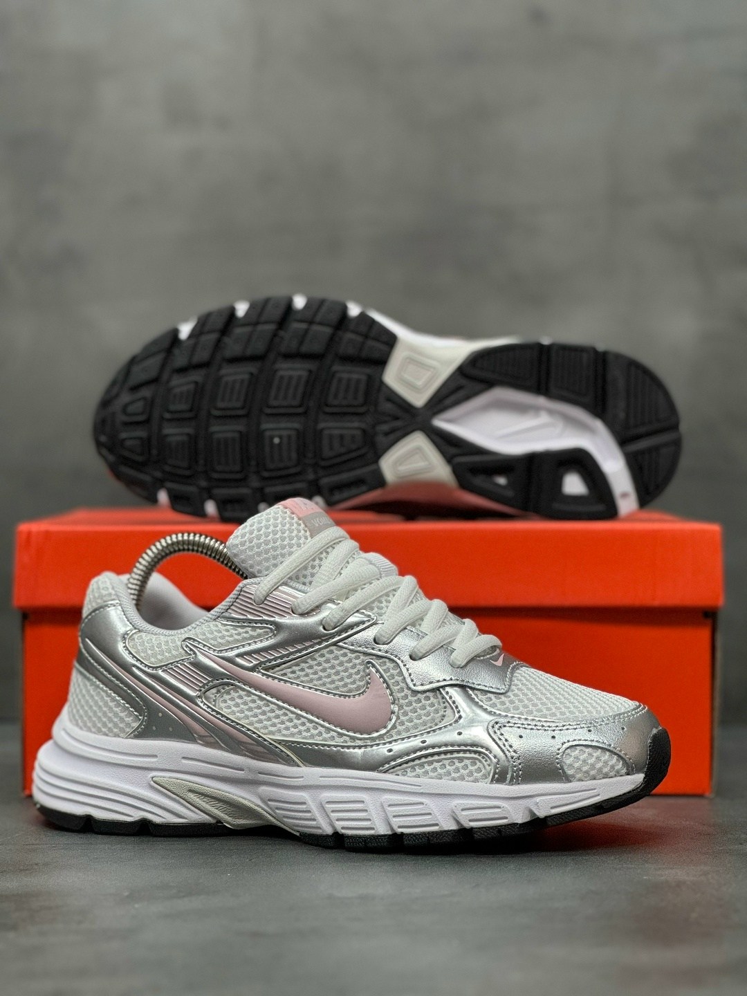 кроссовки nike,женские кроссовки nike initiator серебристого цвета,кроссовки nike initiator,кроссовки женские nike wmns initiator white/cerry/metallic silver,женские кроссовки