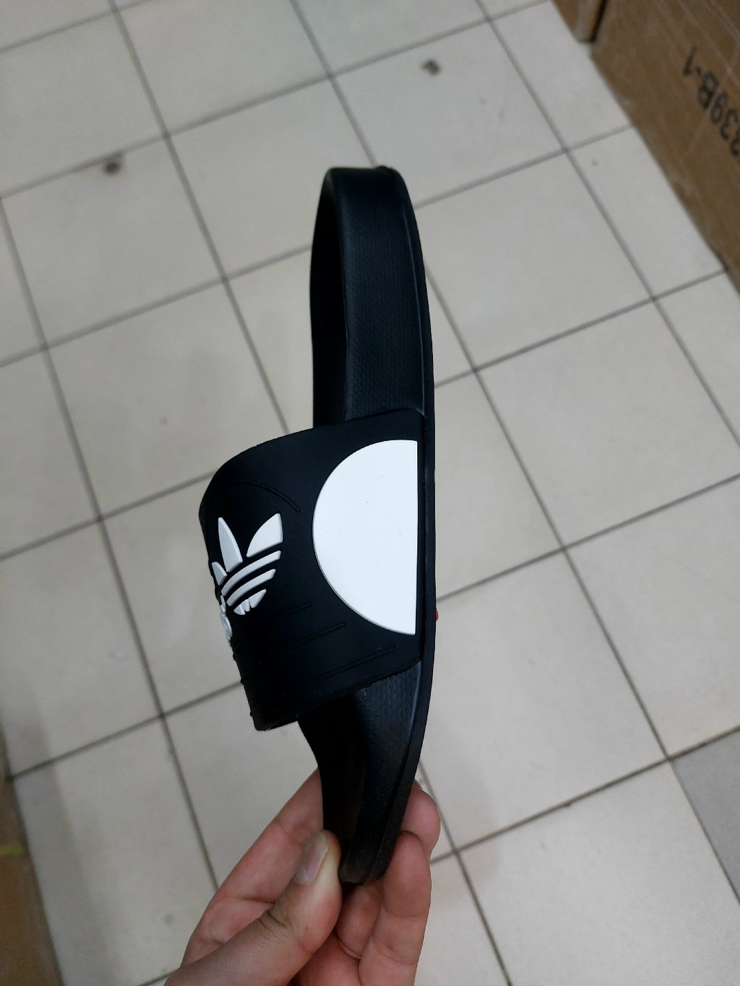 шлепанцы adidas,сланцы adidas,adidas adilette comfort slides,тапки адидас мужские,