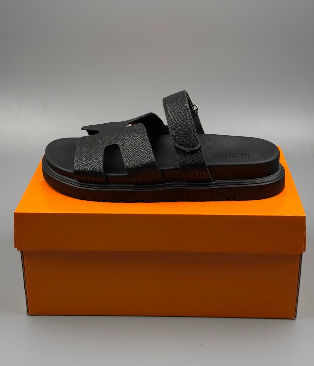 мужские шлепки эрмес,шлепанцы hermes,hermes шлепки мужские,шлепанцы hermes мужские,мужские сандалии