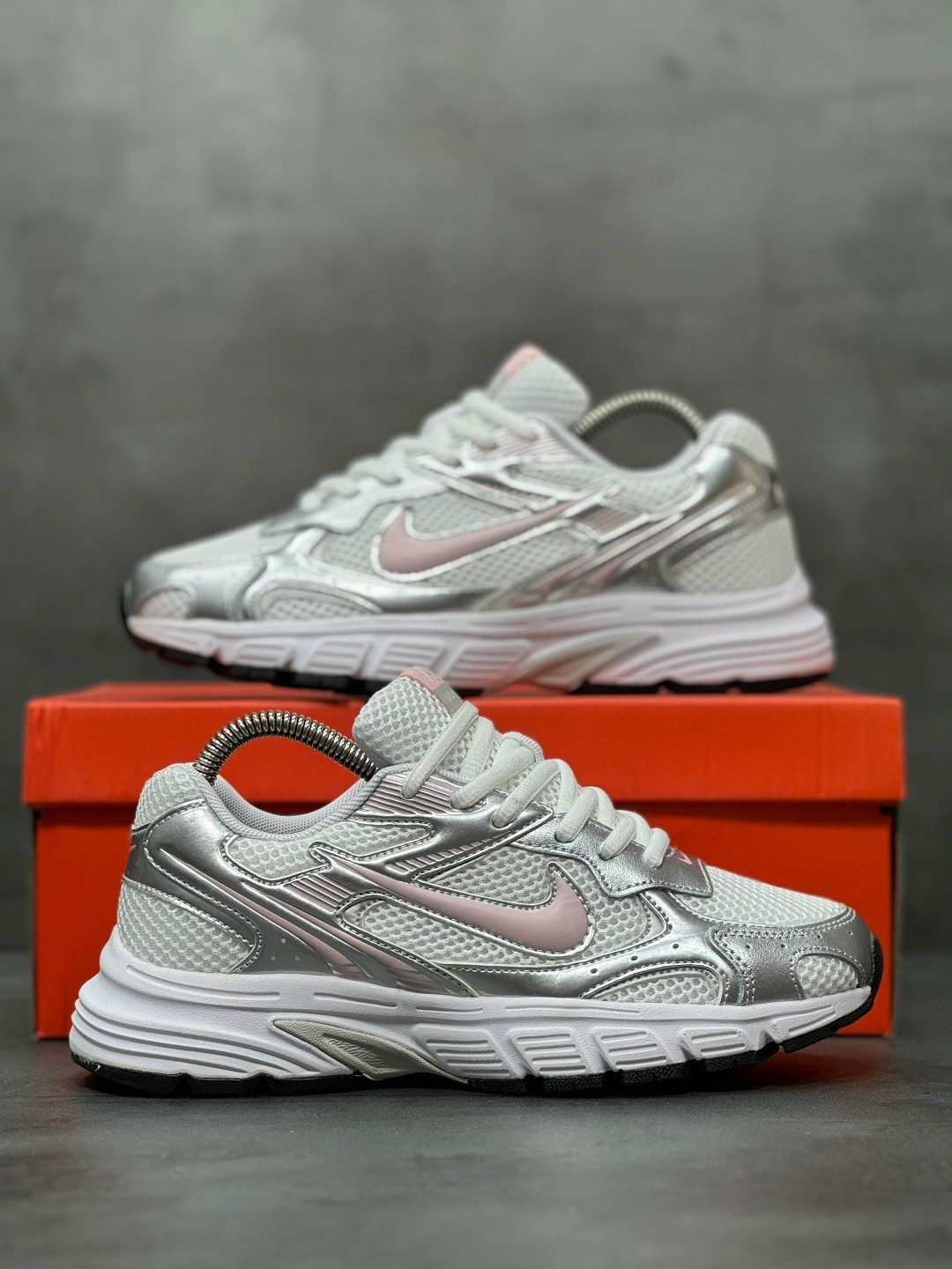 кроссовки nike,женские кроссовки nike initiator серебристого цвета,кроссовки nike initiator,кроссовки женские nike wmns initiator white/cerry/metallic silver,женские кроссовки