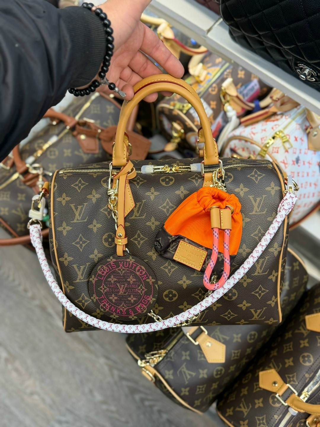 классическая сумка speedy louis vuitton с монограммой,сумка женская louis vuitton,сумка louis vuitton,сумка луи виттон женская,louis vuitton модная сумка с замком