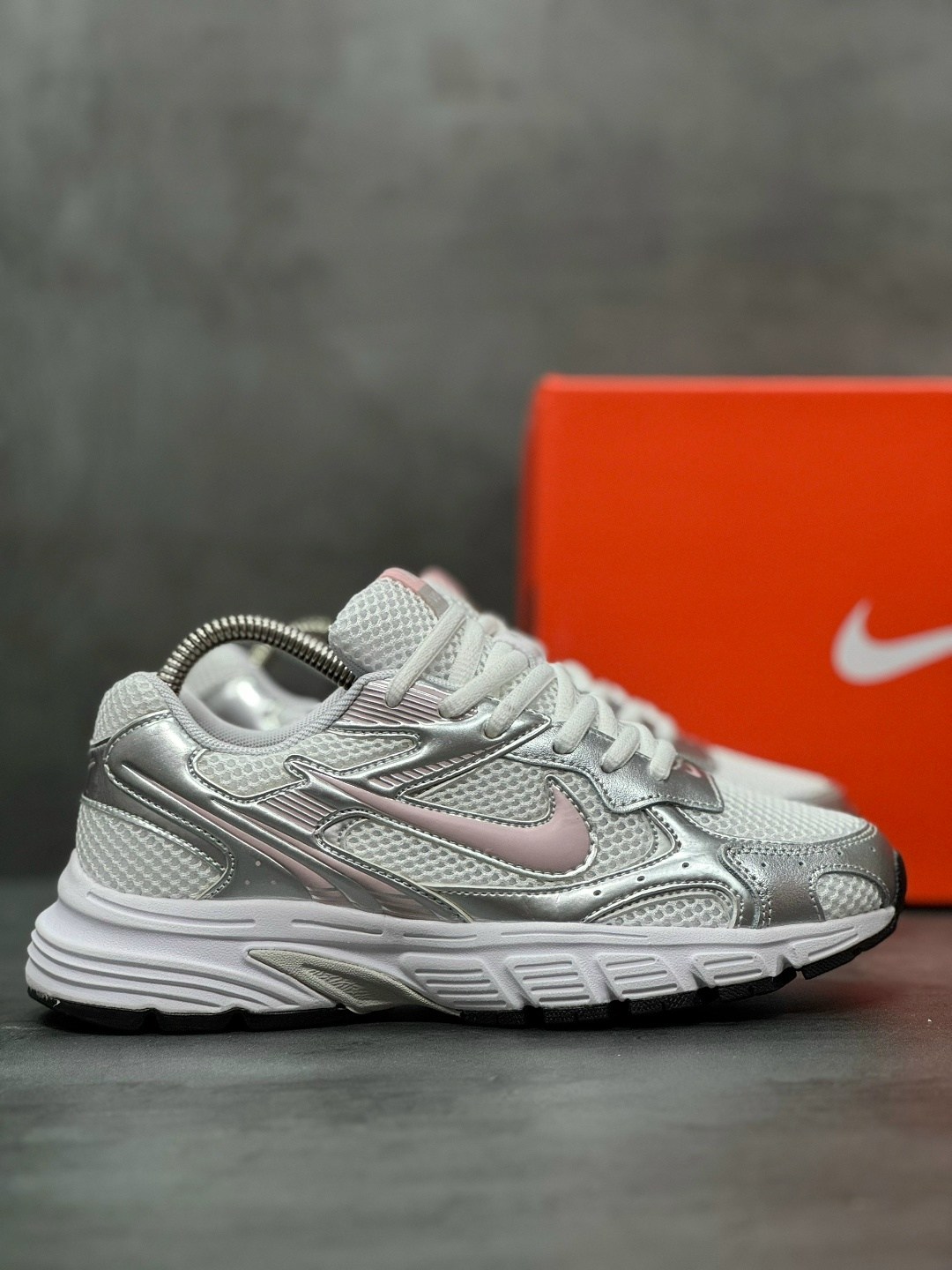 кроссовки nike,женские кроссовки nike initiator серебристого цвета,кроссовки nike initiator,кроссовки женские nike wmns initiator white/cerry/metallic silver,женские кроссовки