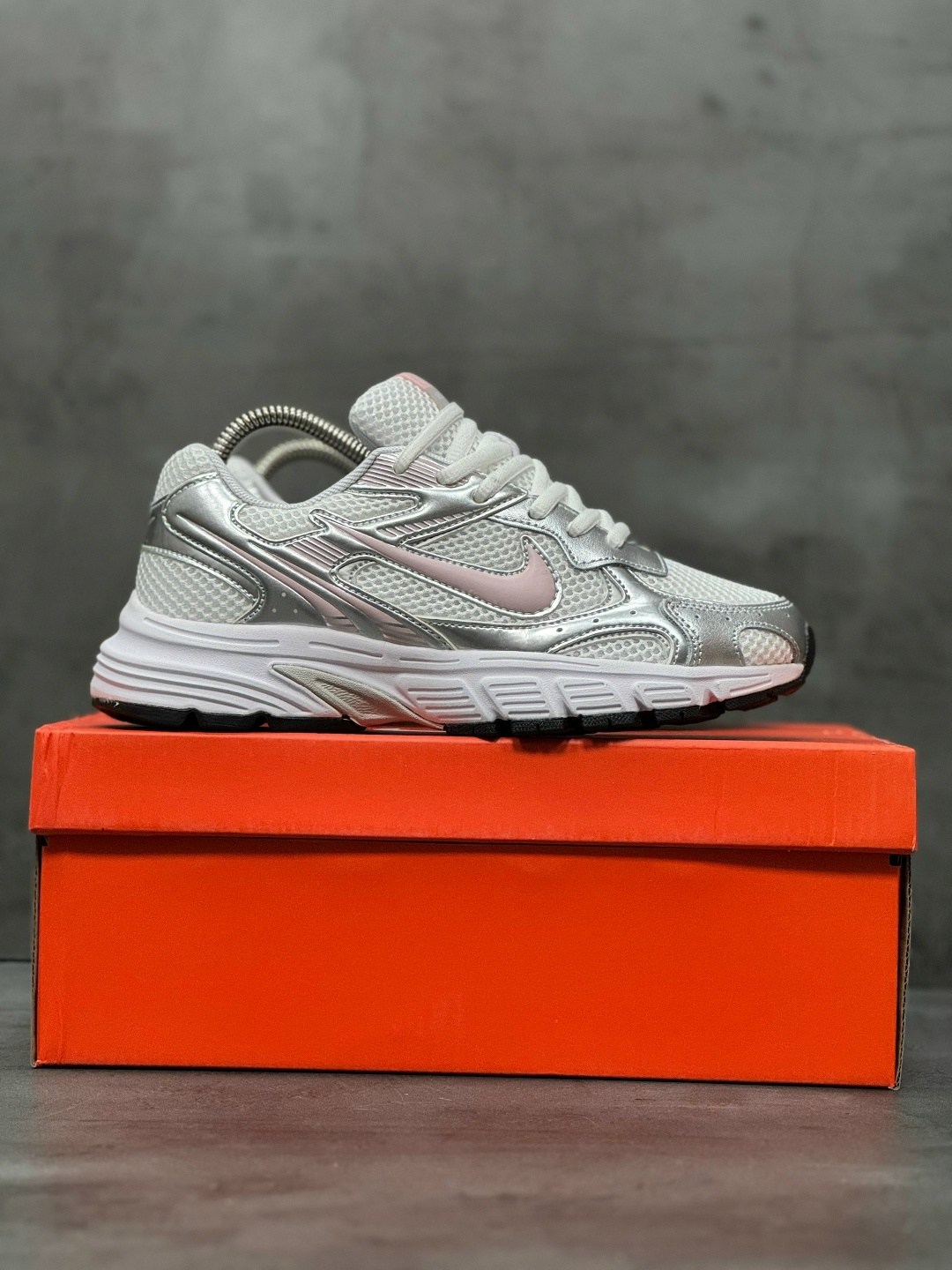 кроссовки nike,женские кроссовки nike initiator серебристого цвета,кроссовки nike initiator,кроссовки женские nike wmns initiator white/cerry/metallic silver,женские кроссовки