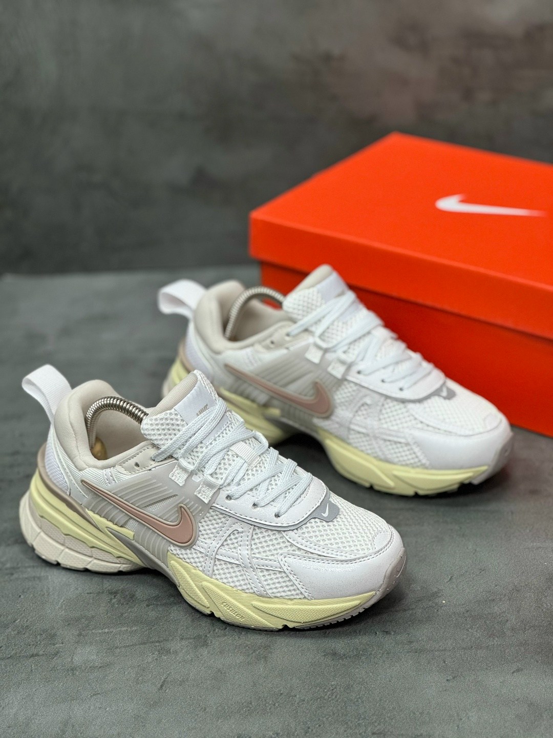 кроссовки nike,кроссовки nike v 2 k run,женские кроссовки nike,кроссовки,кроссовки nike v2k run