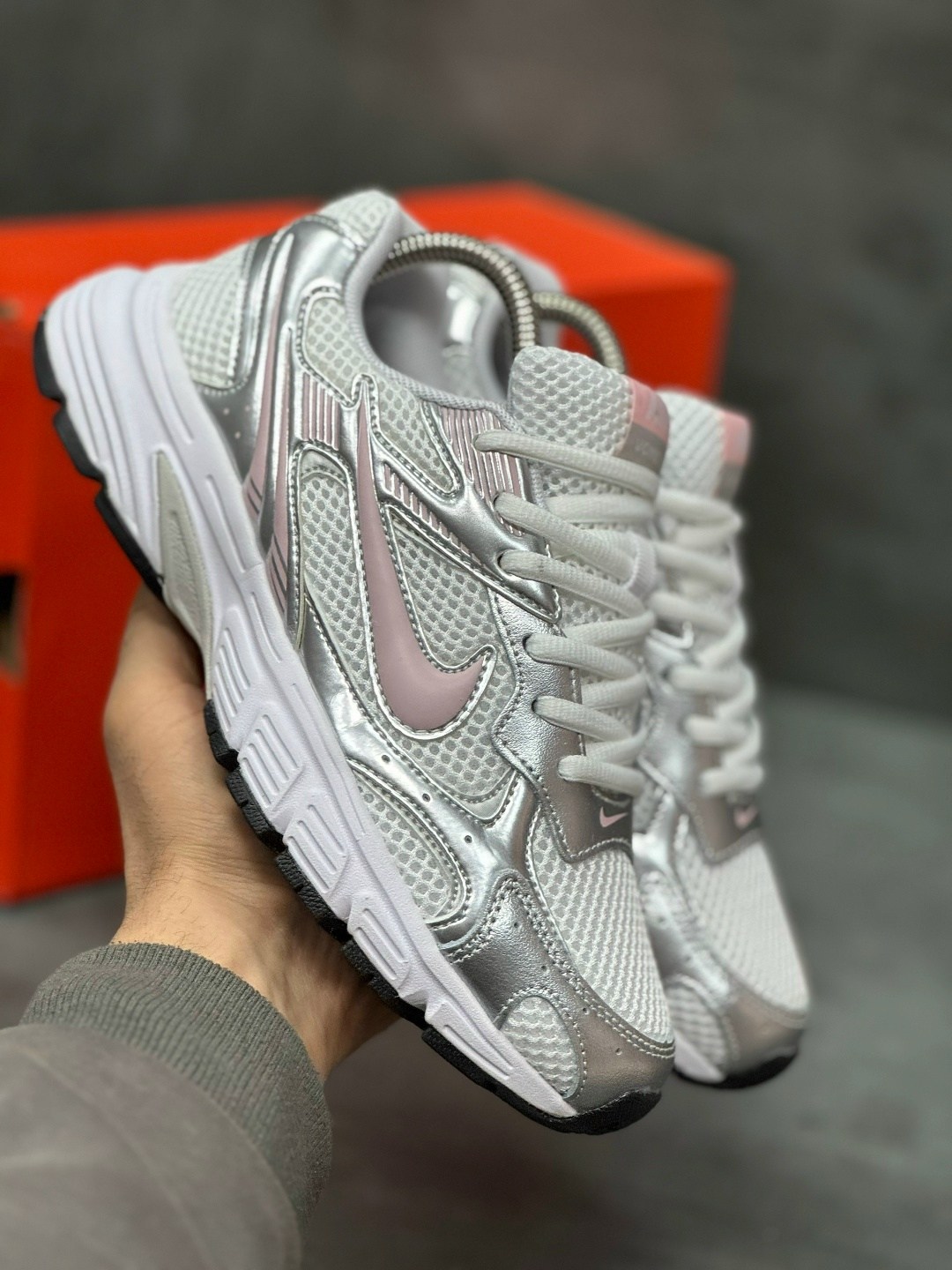 кроссовки nike,женские кроссовки nike initiator серебристого цвета,кроссовки nike initiator,кроссовки женские nike wmns initiator white/cerry/metallic silver,женские кроссовки