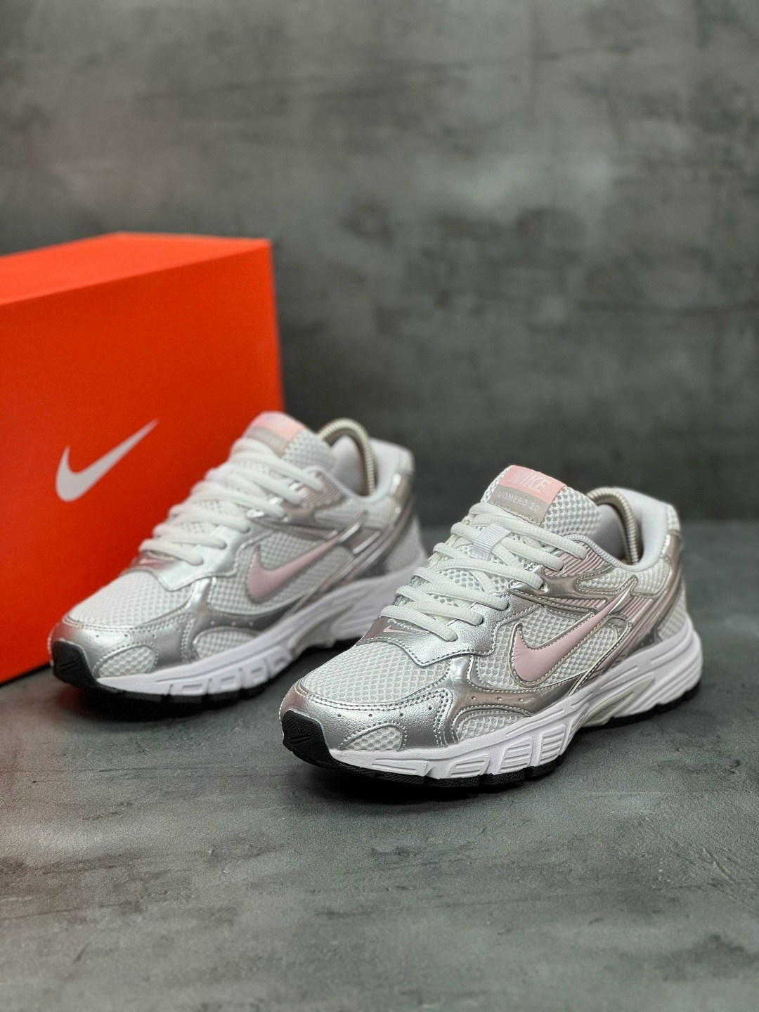 кроссовки nike,женские кроссовки nike initiator серебристого цвета,кроссовки nike initiator,кроссовки женские nike wmns initiator white/cerry/metallic silver,женские кроссовки