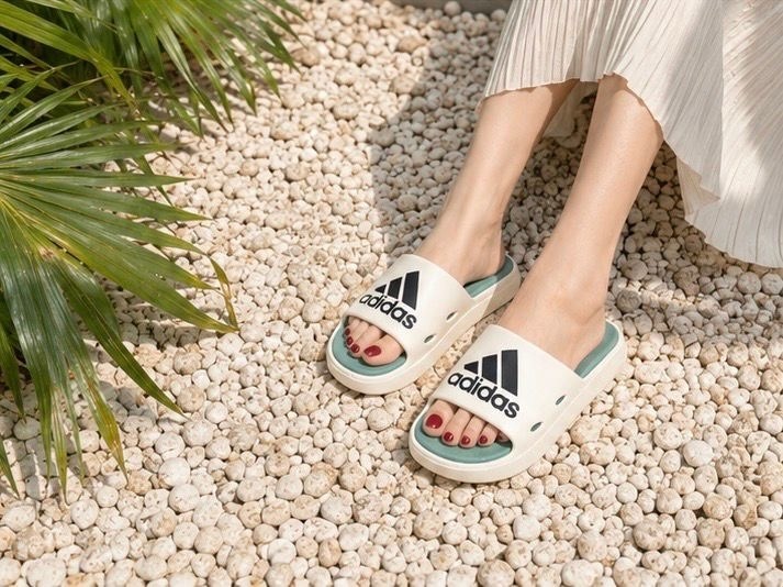 летние тапочки адидас,шлепанцы adidas adilette shower,тапки адидас,шлепки адидас,adidas adilette comfort slides