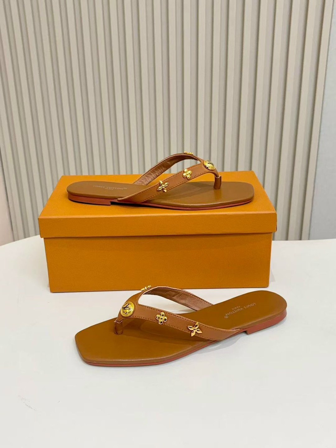 louis vuitton шлепанцы,шлепанцы louis vuitton premium белые,шлепанцы женские брендовые louis vuitton premium белые,сабо женские louis vuitton,шлепанцы женские луи виттон