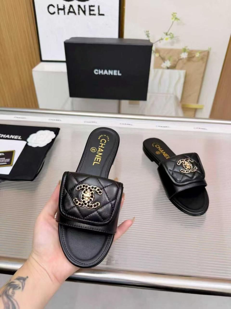 шлепанцы chanel,шлепанцы женский chanel,тапочки женские chanel,тапочки chanel,черные кожаные шлепки chanel