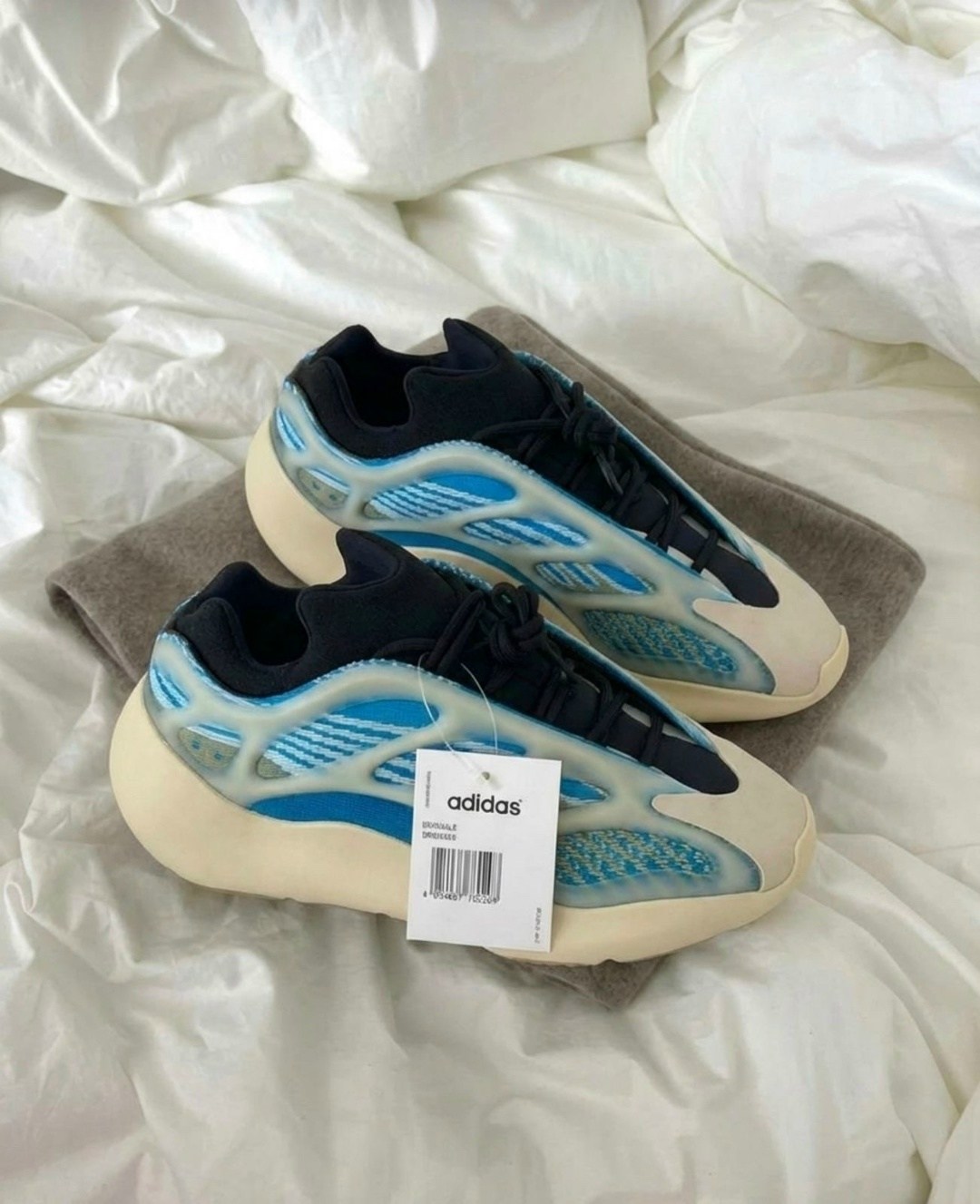 adidas yeezy boost 700 v 3,кроссовки adidas yeezy boost 700,кроссовки adidas yeezy boost 700 v3,adidas yeezy boost 700,yeezy 700 v3 kyanite
