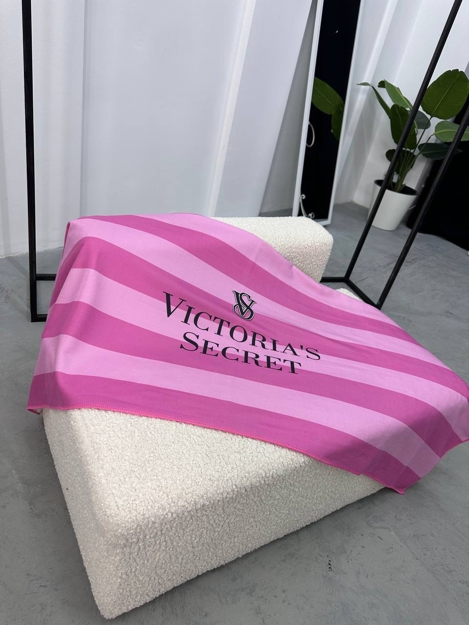 брендовое универсальное полотенце victoria secret,полотенце victoria's secret,полотенце виктория сикрет пляжное victoria's,брендовые victoria's secret универсальные полотенца,пляжное полотенце виктори
