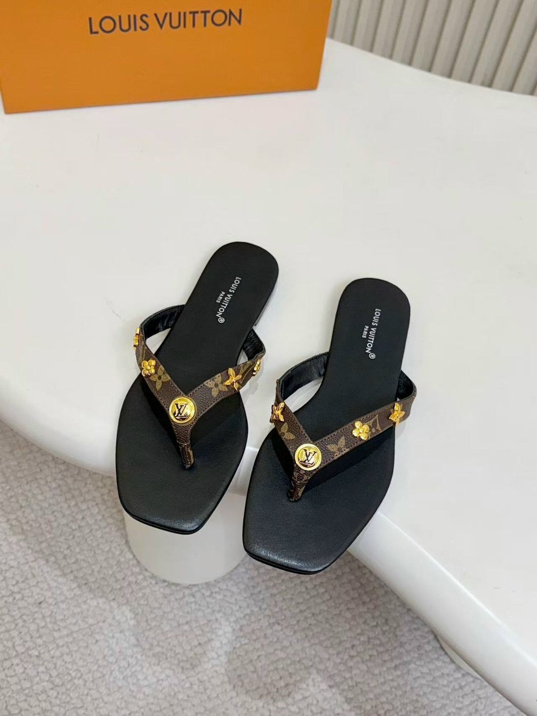 louis vuitton шлепанцы,шлепанцы louis vuitton premium белые,шлепанцы женские брендовые louis vuitton premium белые,сабо женские louis vuitton,шлепанцы женские луи виттон