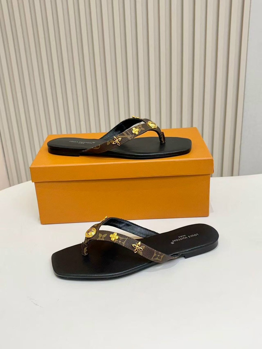 louis vuitton шлепанцы,шлепанцы louis vuitton premium белые,шлепанцы женские брендовые louis vuitton premium белые,сабо женские louis vuitton,шлепанцы женские луи виттон