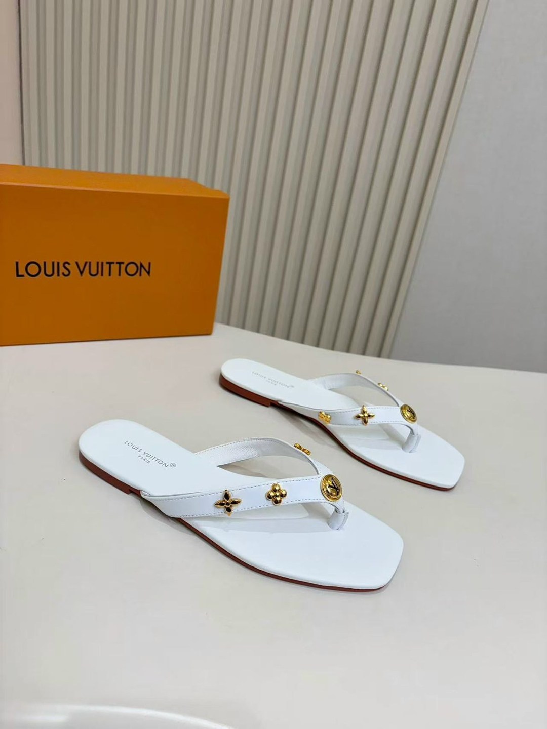 louis vuitton шлепанцы,шлепанцы louis vuitton premium белые,шлепанцы женские брендовые louis vuitton premium белые,сабо женские louis vuitton,шлепанцы женские луи виттон